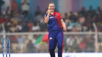 ടാരാ നോറിസ് അഞ്ചാളെ എറിഞ്ഞിട്ടു; ഡല്ഹിക്കെതിരെ ആർസിബിക്ക് കനത്ത തോല്വി