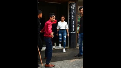 கிழிந்த பேன்ட்டில்... செம்ம மாடர்னாக கணவர் விக்கியுடன் மும்பை ஹோட்டலுக்கு விசிட் அடித்த நயன்! Exclusive போட்டோ