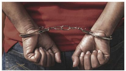 തോക്കുമായി യുവാവിന്റെ കവർച്ചാ ശ്രമം, വീട്ടമ്മ ബഹളം വച്ചു, പ്രതി കുടുങ്ങി 