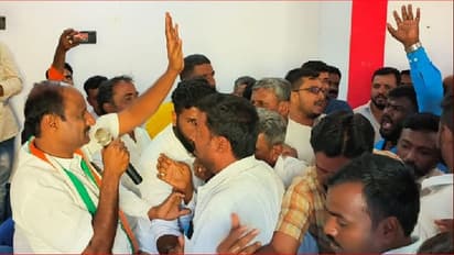 ನಾರಾಯಣಗೌಡ ಕಾಂಗ್ರೆಸ್ ಸೇರ್ಪಡೆ ವಿಚಾರ: ಮಂಡ್ಯ ಜಿಲ್ಲಾಧ್ಯಕ್ಷನಿಗೆ ಬಳೆ ನೀಡಿ ಕೈ ಕಾರ್ಯಕರ್ತರ ಆಕ್ರೋಶ