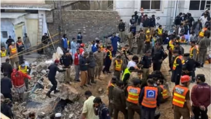 പൊലീസ് ട്രക്കിലേക്ക് ബൈക്ക് ഓടിച്ചുകയറ്റി; പാകിസ്ഥാനിൽ ചാവേർ ആക്രമണം, ഒമ്പത് പേർ മരിച്ചു