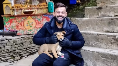 Virat Kohli meets a cute friend on his visit to Mahakaleshwar temple in Ujjain