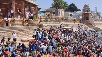 மாசி மகத்தை முன்னிட்டு மகாமகம் குளத்தில் நீராடிய லட்சக்கணக்கான பக்தர்கள்