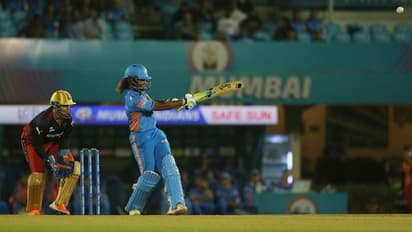 ഹെയ്ലി ആഞ്ഞടിക്കുന്നു! ആര്സിബിക്കെതിരെ വിജയലക്ഷ്യം പിന്തുടരുന്ന മുംബൈ ഇന്ത്യന്സ് മികച്ച തുടക്കം