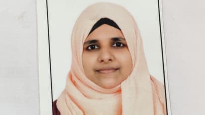 സ്കൂട്ടറിൽ ഇടിച്ച ലോറി ശരീരത്തിൽ കയറിയിറങ്ങി അധ്യാപികയ്ക്ക് ദാരുണാന്ത്യം