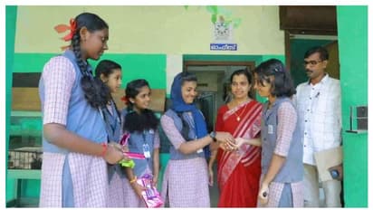 സ്കൂൾ വളപ്പിൽ നിന്ന് കളഞ്ഞു കിട്ടിയ സ്വർണ്ണ മാല സഹപാഠിക്ക് തിരികെ നൽകി വിദ്യാർഥിനികൾ 