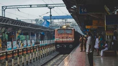 ரயிலில் பெண் பயணியின் தலையில் சிறுநீர் கழித்த டிக்கெட் பரிசோதகர் கைது