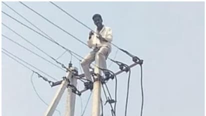 സ്ത്രീധനമായി സ്വര്ണ്ണം തന്നില്ല; വിവാഹത്തിന് 12 വര്ഷങ്ങള്ക്ക് ശേഷം വൈദ്യുത തൂണില് കയറി യുവാവ് !