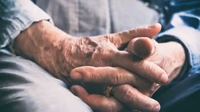 മകനും മരുമകളും മോശമായി പെരുമാറി; ഒരു കോടിയുടെ സ്വത്ത് ദാനം ചെയ്ത് 80 കാരൻ