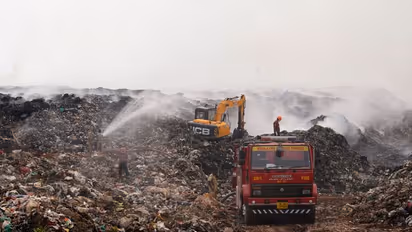 മാലിന്യം ഇളക്കിമറിച്ച് വെള്ളം പമ്പ് ചെയ്യുന്നത് ഫലപ്രദമെന്ന് വിദഗ്ധർ; 90 ശതമാനം പുക നിയന്ത്രിച്ചെന്ന് കളക്ടർ