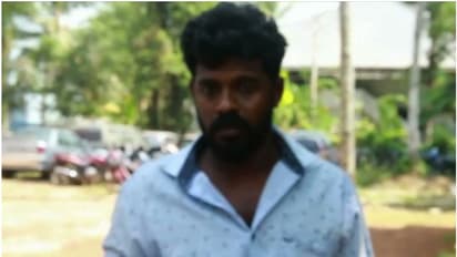 ആലപ്പുഴയിൽ വീട്ടിൽ കയറി യുവതി കുളിക്കുന്നത് മൊബൈലിൽ പകർത്താൻ ശ്രമിച്ചു; പ്രദേശവാസികൾ രക്ഷയായി, പ്രതി പിടിയിൽ