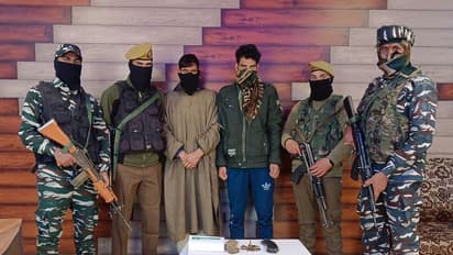 ఇద్దరు లష్కరే తోయిబా ఉగ్రవాదుల అరెస్టు.. ఆయుధాలు, మందుగుండు సామగ్రి స్వాధీనం