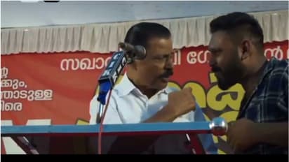 ശബ്ദം കുറഞ്ഞപ്പോൾ അടുത്ത് നിന്നു സംസാരിക്കാൻ മാത്രമേ പറഞ്ഞുള്ളൂ, മൈക്ക് ഓപ്പറേറ്ററെ ശകാരിച്ചത് വേദനാജനകം'