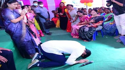 మహిళలను గౌరవించాలని పిల్లలకు ఒకటికి పదిసార్లు చెప్పాలి: మహిళలకు నారా లోకేష్ పాదాభివందనం..