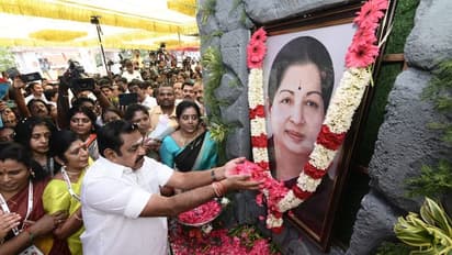 பழனிசாமியை பொதுச்செயலாளராக அங்கீகரித்த அதிமுக; பட்டாசு வெடித்து கொண்டாடிய ஆதரவாளர்கள்