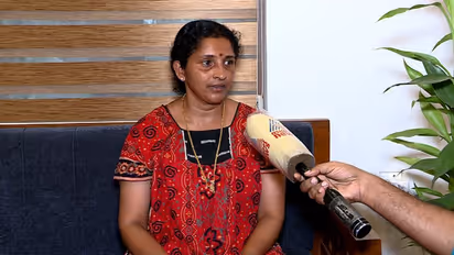 സ്റ്റൂള് ചവിട്ടിത്തെറിപ്പിച്ച് പൊലീസ് ഉദ്യോഗസ്ഥന്; പ്രഹരമേറ്റ് നടക്കാന് പോലും കഴിയാത്ത ദുരവസ്ഥയില് ബിന്ദു