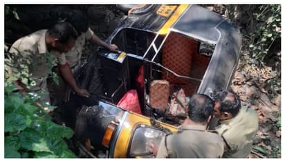 തോട്ടിലേയ്ക്ക് ഓട്ടോറിക്ഷ മറിഞ്ഞു; പരിക്കില്ലാതെ ദമ്പതികൾ രക്ഷപ്പെട്ടു