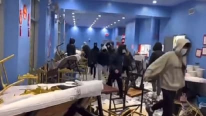 చైనీస్ రెస్టారెంట్ లో అమెరికా యువకుల అరాచకం.. లోపలికి ప్రవేశించి ఫర్నీచర్ ధ్వంసం.. వీడియో వైరల్