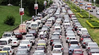 കാശില്ല, കാര് വാങ്ങാൻ ജനത്തിന് ശേഷിയുമില്ല; പടുകുഴിയില് നിന്നും കരകയറാനാവാതെ പാക്കിസ്ഥാൻ!