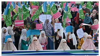 വനിതാ ദിനത്തിൽ പാക്കിസ്ഥാനിൽ സംഘടിപ്പിച്ച ഔറത്ത് റാലിയിൽ സംഘർഷം; പൊലീസും സ്ത്രീകളും ഏറ്റുമുട്ടി