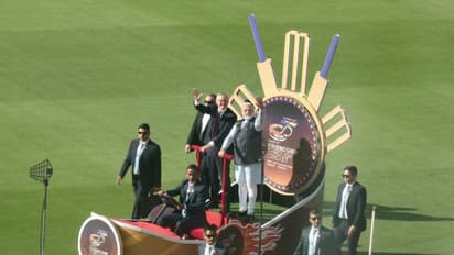 ആരാധകരെ അഭിവാദ്യം ചെയ്ത് മോദിയും ആല്ബനീസും, ക്രിക്കറ്റ് നയതന്ത്രമെന്ന് ബിജെപി;സ്വയം പുകഴ്ത്തലെന്ന് കോണ്ഗ്രസ്