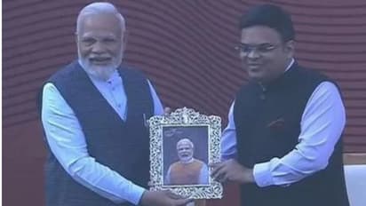 பிரதமர் நரேந்திர மோடிக்கு நினைவுப்பரிசு வழங்கி கௌரவித்தார் பிசிசிஐ செயலாளர் ஜெய் ஷா