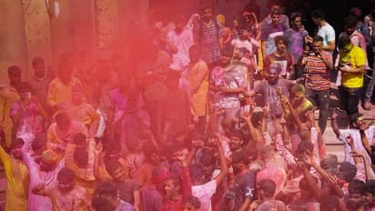 ഹോളി; നിറങ്ങളില്‍ ആറാടി മഥുര വൃന്ദാവനിലെ തെരുവുകള്‍ 