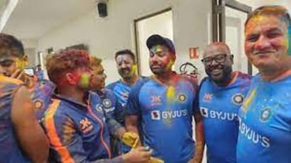 ಭಾರತ ತಂಡದ ಜೊತೆ ಹೋಳಿ ಬಣ್ಣದಲ್ಲಿ ಮಿಂದೆದ್ದ ಆಸೀಸ್ ಆಟಗಾರರು