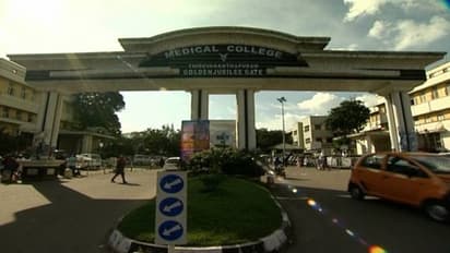 മെഡിക്കൽ കോളേജ് സ്റ്റാഫ് പാർക്കിങ് ഏരിയയിൽ വ്യാജ സ്റ്റിക്കറുകളുമായി വാഹനങ്ങൾ; തടയാന് പുതിയ വഴിയുമായി അധികൃതർ