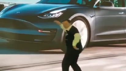 விசித்திர நடனமாடும் எலான் மஸ்க்… இணையத்தில் மீண்டும் வைரலாகும் பழைய வீடியோ!!