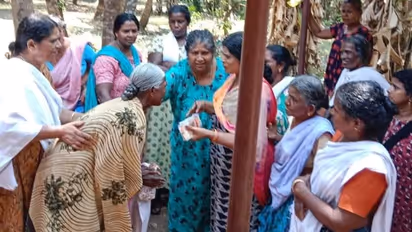4 ആണ്‍മക്കളുണ്ടായിട്ടും ഭിക്ഷയെടുത്ത് ജീവിക്കേണ്ട ഗതികേട്; 80കാരിക്ക് സഹായവുമായി തൊഴിലുറപ്പ് തൊഴിലാളികൾ