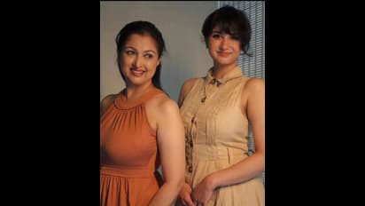 சிக்குபுக்கு சிக்குபுக்கு ரயிலு... கலக்குது பார் இவ ஸ்டைலு! 54 வயதிலும் அழகில் மகளுக்கே டஃப் கொடுக்கும் கெளதமி