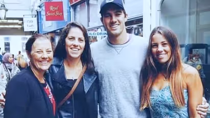 பேட் கம்மின்ஸ் தாயார் மறைவு - கறுப்பு பட்டை அணிந்து களமிறங்கிய ஆஸி, வீரர்கள்!