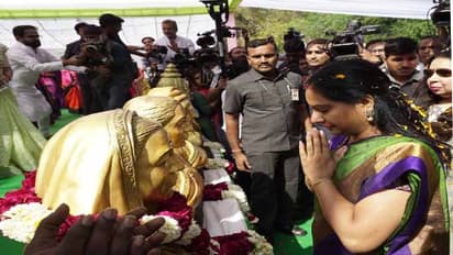 రాజకీయాల్లో మహిళలకు సముచిత స్థానం దక్కాలి: ఢిల్లీ దీక్షలో కవిత