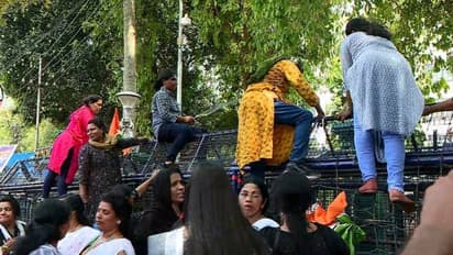 മഹിളാ കോൺഗ്രസ് സെക്രട്ടേറിയറ്റ് മാർച്ചിൽ സംഘർഷം, ജലപീരങ്കി പ്രയോഗിച്ച് പൊലീസ്