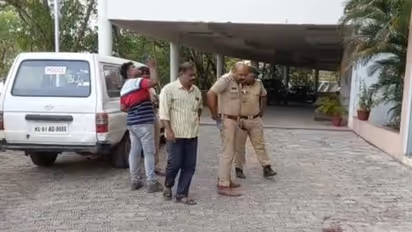 திருவாரூரில் கட்சி பிரமுகர்  படுகொலை; உறவினர்கள் சாலை மறியல்