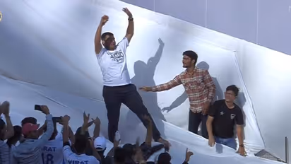 കിട്ടി മോനേ! ഗില്ലിന്റെ സിക്സില് പന്ത് കാണാതായി, കഷ്ടപ്പെട്ട് തപ്പിയെടുത്ത് ആരാധകന്; കൂട്ടച്ചിരി, കരഘോഷം