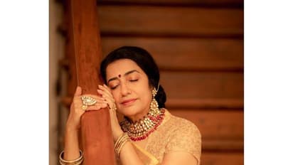 61 வயதிலும்... 25 வயது ஹீரோயின் போல் பொங்கும் இளமை! நடிகை சுஹாசினி மணிரத்னத்தின்  போட்டோ ஷூட்!  