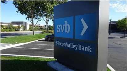 ഓഹരി വിൽപ്പന തിരിച്ചടിച്ചു, മൂന്നാം നാളിൽ അമേരിക്കയിലെ ഭീമൻ ബാങ്ക് തകർന്നടുങ്ങി; സാമ്പത്തിക ലോകത്തിന് ഞെട്ടൽ!