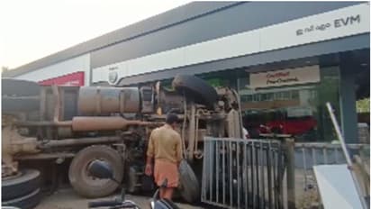 കൊച്ചിയിൽ ടോറസ് ലോറി ഷോറൂമിലേക്ക് ഇടിച്ചു കയറി മറിഞ്ഞു, പരിക്കേറ്റവർ ആശുപത്രിയിൽ; നാശനഷ്ടം കനക്കും