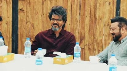 புள்ளிங்கோ ஹேர் ஸ்டைலில்... சால்ட் அண்ட் பெப்பர் தாடியில் தளபதி! லியோ படத்திற்காக பிரபலத்துடன் நடந்த சந்திப்பு