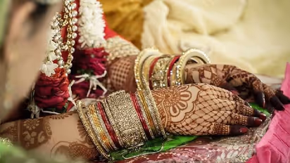 ഹാരം കൈമാറുന്നതിന് തൊട്ടുമുമ്പ് സ്ത്രീധനം ചോദിച്ചു, യുവാവിനെ മരത്തിൽ കെട്ടിയിട്ട് വധുവിന്റെ വീട്ടുകാർ