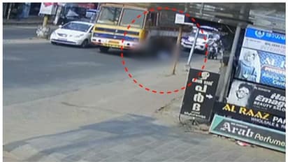 സിഗ്നലില് നിർത്തിയിട്ട ലോറിക്ക് അടിയിലേക്ക് ചാടി ആത്മഹത്യ; പിൻചക്രങ്ങൾ കയറിയിറങ്ങി ദാരുണാന്ത്യം