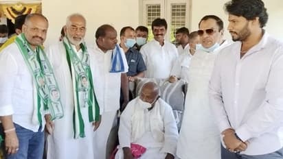 ಅಧಿಕೃತವಾಗಿ ಜೆಡಿಎಸ್ ಸೇರಿದ ಮಾಜಿ ಸಚಿವ ಎ.ಮಂಜು: ದೇವೇಗೌಡರಿಂದ ಶಾಲು ಸ್ವೀಕಾರ