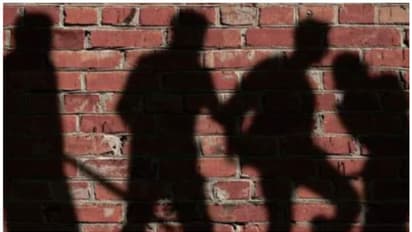 ആദ്യം യുവാവും വീട്ടമ്മയും തമ്മിൽ തർക്കം, പിന്നാലെ ബന്ധുക്കൾ തമ്മിൽത്തല്ലി; പതിനഞ്ചിലേറെ പേർക്ക് പരിക്ക്