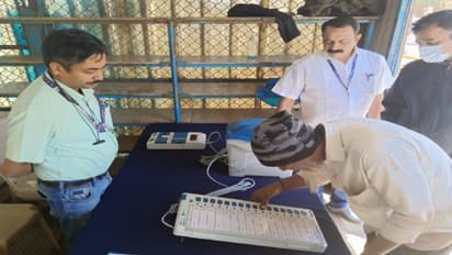 ಚುನಾವಣಾ ಆಯೋಗಕ್ಕೆ ವರದಾನವಾದ ದತ್ತ ಪೀಠದ ಉರುಸ್ : ಇವಿಎಂ ಮತದಾನ ಪ್ರಾತ್ಯಾಕ್ಷಿಕೆ