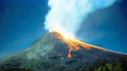 ഇന്തോനേഷ്യയിലെ സജീവ അഗ്നിപര്വ്വതം പൊട്ടിത്തെറിച്ചു; എങ്ങും ചാരവും പുകയും - വൈറലായി വീഡിയോ