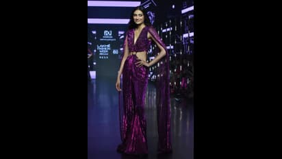 Lakme Fashion Week 2023:மின்னும் கத்தரிப்பூ நிற உடையில் இடுப்ப வளைச்சு, நெளிச்சு போஸ் கொடுத்த அதியா ஷெட்டி! 