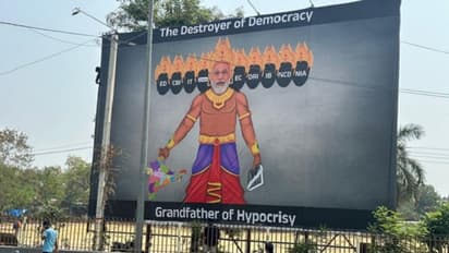 ತೆಲಂಗಾಣ ಸಿಎಂ ಪುತ್ರಿ ಕವಿತಾ ಇಡಿ ವಿಚಾರಣೆಗೆ ವಿರೋಧ: ಮೋದಿ ‘ರಾವಣ’ ಪೋಸ್ಟರ್ ಅಂಟಿಸಿ ಪ್ರತಿಭಟನೆ