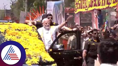 PM Modi In Karnataka: ಕೇಸರಿ ಹೂವಿನಲ್ಲೇ ಮುಳುಗಿದ ಮೋದಿ ಕಾರು, ಮಂಡ್ಯ ಪ್ರೀತಿಗೆ ನಮೋ ಎಂದ ಪಿಎಂ!